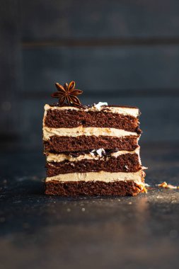 Bir parça kek çikolatalı fındık, kahve şurubu aromalı baharatlar, bal, ganache tatlısı tatlı bayram yemeği atıştırmalığı fotokopi uzay yemeği arka plan kırsal