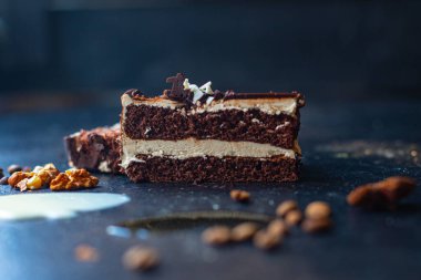Bir parça kek çikolatalı fındık, kahve şurubu aromalı baharatlar, bal, ganache tatlısı tatlı bayram yemeği atıştırmalığı fotokopi uzay yemeği arka plan kırsal