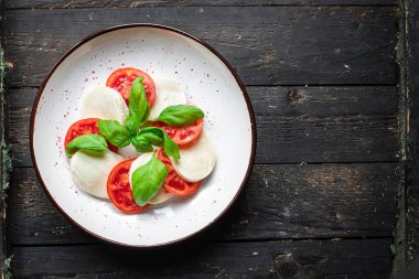 Caprese salatası mozzarella peyniri, domates fesleğeni italyan aperatifi... Üst Manzara Keto veya paleo diyet vejetaryen yemekleri 