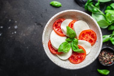 Caprese salatası mozzarella peyniri, domates fesleğeni italyan aperatifi... Üst Manzara Keto veya paleo diyet vejetaryen yemekleri 
