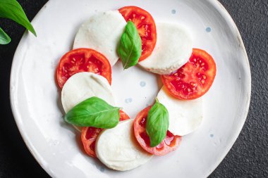 Caprese salatası mozzarella peyniri, domates fesleğeni italyan aperatifi... Üst Manzara Keto veya paleo diyet vejetaryen yemekleri 