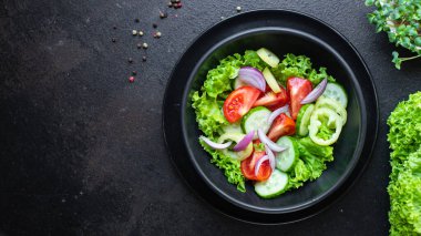 Salata sebzeli domates, salatalık, biber, soğan, marul, atıştırmalık fotokopi arka plan kırsal. Top view keto ya da paleo diyet vejetaryen ya da vejetaryen yemekleri