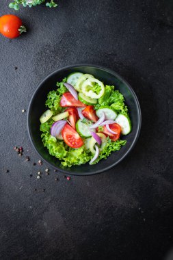 Salata sebzeli domates, salatalık, biber, soğan, marul, atıştırmalık fotokopi arka plan kırsal. Top view keto ya da paleo diyet vejetaryen ya da vejetaryen yemekleri