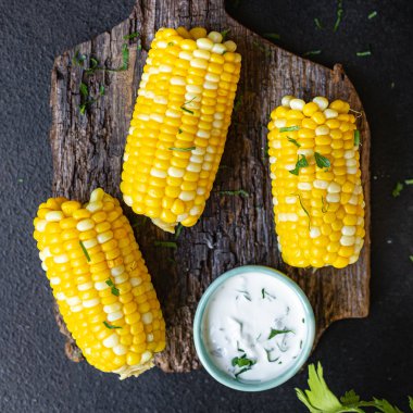 Mısır koçanı ızgara, fast food, atıştırmalık fotokopi arka plan, kırsal üst görüş keto veya paleo diyet vejetaryen ya da vejetaryen yemeği. 