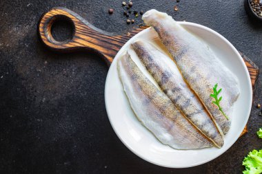 Balık turtası, çiğ deniz ürünleri organik ürünler, abur cuburlar, arka plandaki uzay yiyeceklerinin kopyaları. en üstteki görünüm  