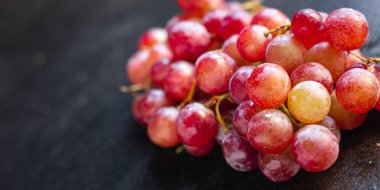 Üzüm meyvesi olgun taze organik atıştırmalıklar masanın üzerinde fotokopi uzayı besin arka planı kırsalında. üst görünüm keto veya paleo diyeti 