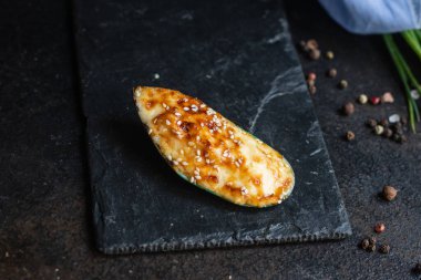 Peynirli deniz mahsulü krem soslu midyeler, arka plandaki yemeklerin fotokopi makinesinde atıştırmalık. Üst görünüm keto veya paleo diyet vejetaryen gıdalar pesseeter diyet