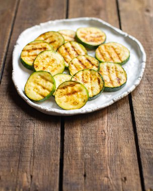 Kabak ızgarası masada sağlıklı ızgara sebze, fotokopi arka planda vejetaryen veya vejetaryen gıda keto veya paleo diyeti.