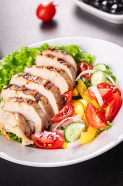 Salata ızgara tavuk göğsü domates, salatalık, soğan, biberli açık hava atıştırmalığı masa başı yemek arka plan kırsalında. üst görünüm keto veya paleo diyeti 