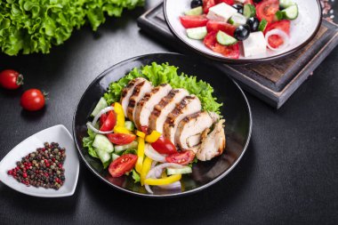 Salata ızgara tavuk göğsü domates, salatalık, soğan, biberli açık hava atıştırmalığı masa başı yemek arka plan kırsalında. üst görünüm keto veya paleo diyeti 