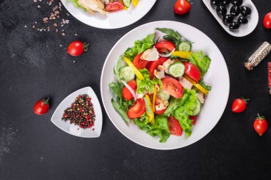 Salata taze sebze, marul, domates, salatalık, soğan, biberli açık hava atıştırmalığı, masa başı yemek arka planının sade kopyası. Top view keto ya da paleo diyet vejetaryen ya da vejetaryen yemekleri