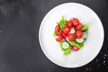 Salata taze sebze, marul, domates, salatalık, soğan, biberli açık hava atıştırmalığı, masa başı yemek arka planının sade kopyası. Top view keto ya da paleo diyet vejetaryen ya da vejetaryen yemekleri