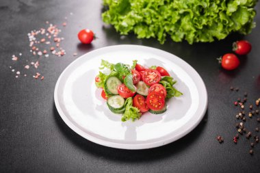 Salata taze sebze, marul, domates, salatalık, soğan, biberli açık hava atıştırmalığı, masa başı yemek arka planının sade kopyası. Top view keto ya da paleo diyet vejetaryen ya da vejetaryen yemekleri