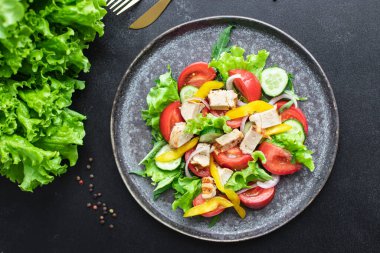 Salata taze sebze, marul, domates, salatalık, soğan, biberli açık hava atıştırmalığı, masa başı yemek arka planının sade kopyası. Top view keto ya da paleo diyet vejetaryen ya da vejetaryen yemekleri