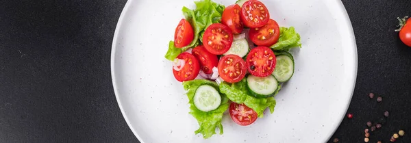 Salada Legumes Frescos Folhas Alface Tomate Pepino Cebola Pimenta Refeição — Fotografia de Stock