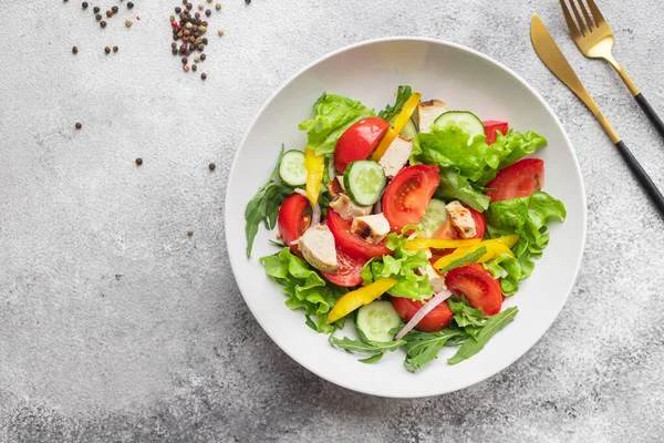 Salata Taze Sebze Marul Domates Salatalık Soğan Biberli Açık Hava — Stok fotoğraf