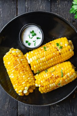 Mısır ızgara mısır koçanı ızgara fast food atıştırmalık fotokopi alanı arka plan kırsal üst görünüm 