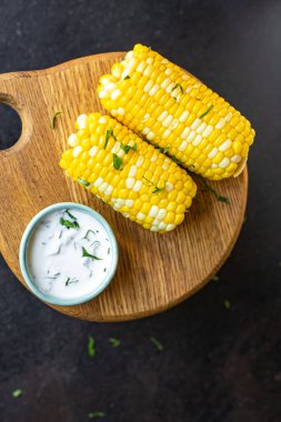 Mısır ızgara mısır koçanı ızgara fast food atıştırmalık fotokopi alanı arka plan kırsal üst görünüm 