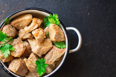 Arka plandaki uzay yiyeceklerinin fotokopisinin üzerinde domuz eti yahnisi ve garnitür atıştırmalığı. en üstteki görünüm 