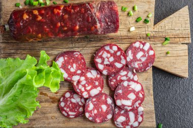 Domuz pastırmalı sosis eti ya da domuz eti tütsülenmiş ya da masa üzerinde kurutulmuş yemek atıştırmalığı. en üstteki görünüm