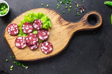 Domuz pastırmalı sosis eti ya da domuz eti tütsülenmiş ya da masa üzerinde kurutulmuş yemek atıştırmalığı. en üstteki görünüm