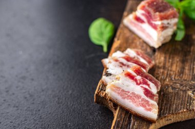 Tuzlanmış çiğ domuz yağı tütsülenmiş domuz yağı, kurutulmuş yemek aperatifi masa başı yiyecek arka planında kırsal. en üstteki görünüm