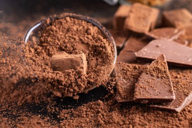 Çikolatalı trüf şekerler kakao tozu doğal çikolatalı tatlı tatlıları yemek atıştırmalıkları fotokopi masasında, arka plan kırsalında. en üstteki görünüm