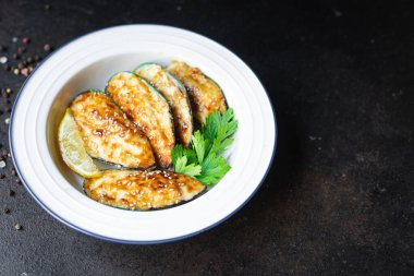 midye kremi sosu fırında peynirli deniz ürünleri yemek aperatifi masanın üzerinde fotokopi alanı yiyecek arka plan kırsal manzarası