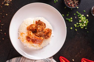 Baharatlı pirinç baharatlı tavuk domates soslu Hint mutfağı abur cuburu masa üzerinde fotokopi uzay yemeği arka plan kırsalında. en üstteki görünüm