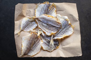 Tuzlanmış küçük balık kurutulmuş güneşte kurutulmuş ya da füme atıştırmalık yiyecekler masanın üzerinde fotokopi uzayı arka plan kırsal üst manzara