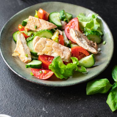 Salata tavuk et sebze domates, salatalık, salatalık diyet yemek abur cubur masa fotokopisi uzay yiyecekleri arka plan kırsal üst 