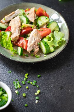 Salata tavuk et sebze domates, salatalık, salatalık diyet yemek abur cubur masa fotokopisi uzay yiyecekleri arka plan kırsal üst 