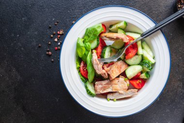 Salata tavuk et sebze domates, salatalık, salatalık diyet yemek abur cubur masa fotokopisi uzay yiyecekleri arka plan kırsal üst 