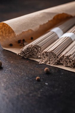 Soba karabuğday eriştesi, arka plandaki fotokopi masasında porsiyon yemek aperatifi pişirmeye hazır. Top view keto ya da paleo diyet vejetaryen ya da vejetaryen yemekleri