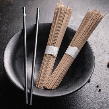 Soba karabuğday eriştesi, arka plandaki fotokopi masasında porsiyon yemek aperatifi pişirmeye hazır. Top view keto ya da paleo diyet vejetaryen ya da vejetaryen yemekleri