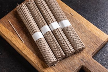 Soba karabuğday eriştesi, arka plandaki fotokopi masasında porsiyon yemek aperatifi pişirmeye hazır. Top view keto ya da paleo diyet vejetaryen ya da vejetaryen yemekleri