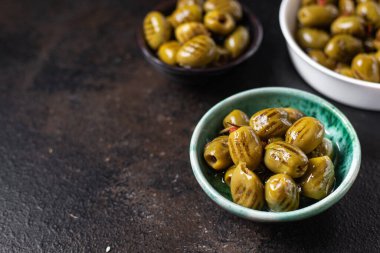 Tabakta ızgara zeytin taze meyve hazır porsiyon atıştırmalık yemek için masa fotokopisi arka plan kırsalında. en üstteki görünüm
