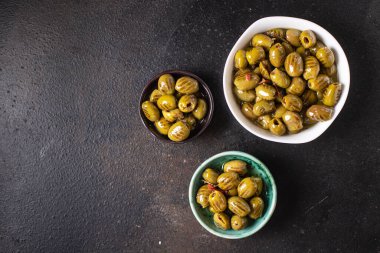 Tabakta ızgara zeytin taze meyve hazır porsiyon atıştırmalık yemek için masa fotokopisi arka plan kırsalında. en üstteki görünüm