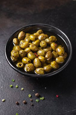 Tabakta ızgara zeytin taze meyve hazır porsiyon atıştırmalık yemek için masa fotokopisi arka plan kırsalında. en üstteki görünüm