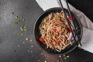 Karabuğday eriştesi, soba taze porsiyon. Masanın üzerinde yemek atıştırmaya hazır. Fotokopi uzayı arka planında. Top view keto ya da paleo diyet vejetaryen ya da vejetaryen yemekleri