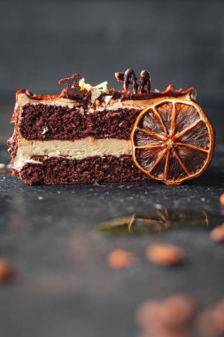 Çikolatalı kek kremalı fındık, kahve şurubu tatlı tatlı tatlı bayram ziyafeti abur cubur fotokopisi uzay yemeği arka planı