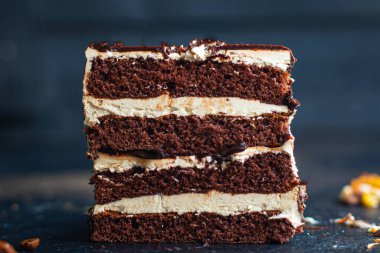 Çikolatalı kek kremalı fındık, kahve şurubu tatlı tatlı tatlı bayram ziyafeti abur cubur fotokopisi uzay yemeği arka planı