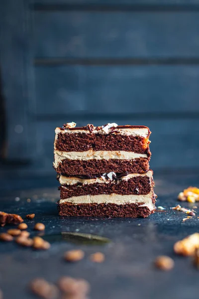 チョコレートケーキピースクリームナッツ コーヒーシロップハニースライス甘いデザート休日の御馳走食事スナックコピースペースフードの背景 — ストック写真