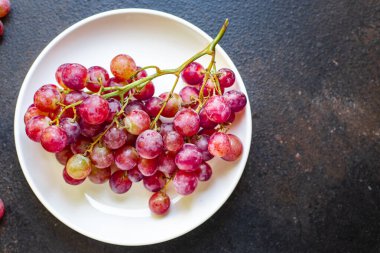Üzüm kırmızısı ve yeşil meyve tatlı tatlı organik yiyecek masanın üzerinde taze yemek fotokopisi 