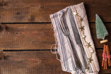 Noel sofrası çatal bıçak takımı çatal bıçaklı yemeğini fotokopi masasına koyuyor. en üstteki görünüm