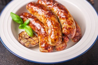 Kızarmış sosis taze domuz eti, sığır eti ya da kuzu taze porsiyon hazır yemek için sofrada fotokopi çekilecek. en üstteki görünüm