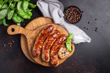 Kızarmış sosis taze domuz eti, sığır eti ya da kuzu taze porsiyon hazır yemek için sofrada fotokopi çekilecek. en üstteki görünüm