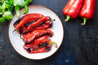 biberli ızgara taze porsiyon hazır yemek atıştırmalığı için masa fotokopisi arka plan kırsalında. Top view keto ya da paleo diyet vejetaryen ya da vejetaryen yemekleri