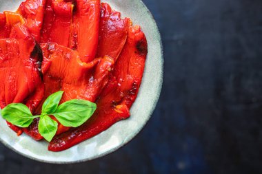 biberli ızgara taze porsiyon hazır yemek atıştırmalığı için masa fotokopisi arka plan kırsalında. Top view keto ya da paleo diyet vejetaryen ya da vejetaryen yemekleri