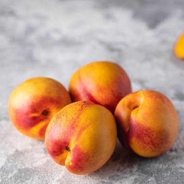 Nektarin taze şeftali, tatlı tatlı tatlı masada atıştırmalık.